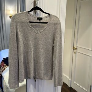 Grey v-neck cashmere sweater